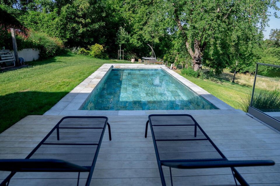 Piscina privata in Germania con Silberquarzit, pietra naturale di Grünig Natursteine, foto: B&B Fliesen, www.zollhalle.de