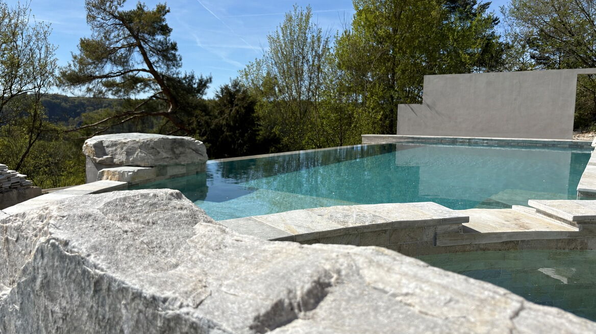 Infinity Pool mit Silberquarzit, Projektplanung und Umsetzung: Eitzenberger Pool und Spa GmbH