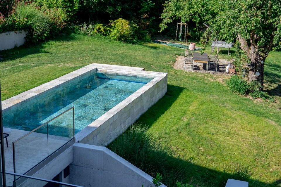 Piscina privata in Germania con Silberquarzit, pietra naturale di Grünig Natursteine, foto: B&B Fliesen, www.zollhalle.de
