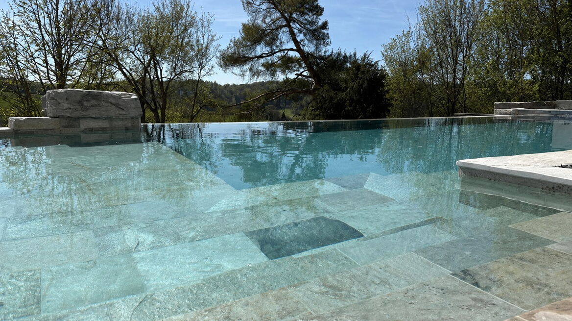 Infinity Pool mit Silberquarzit, Projektplanung und Umsetzung: Eitzenberger Pool und Spa GmbH