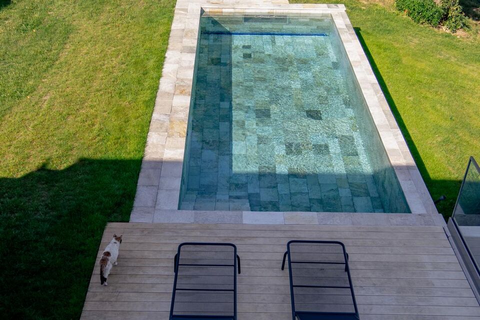 Piscina privata in Germania con Silberquarzit, pietra naturale di Grünig Natursteine, foto: B&B Fliesen, www.zollhalle.de