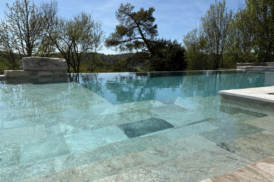 Infinity Pool mit Silberquarzit, Projektplanung und Umsetzung: Eitzenberger Pool und Spa GmbH