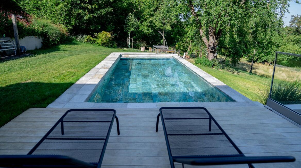 Privatpool in Deutschland mit Silberquarzit, Naturstein von Grünig Natursteine, Foto: B&B Fliesen, www.zollhalle.de