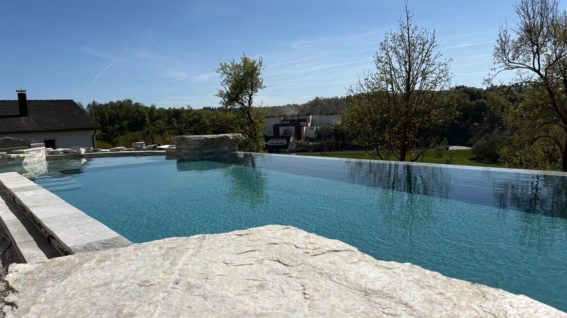 Infinity Pool mit Silberquarzit, Projektplanung und Umsetzung: Eitzenberger Pool und Spa GmbH