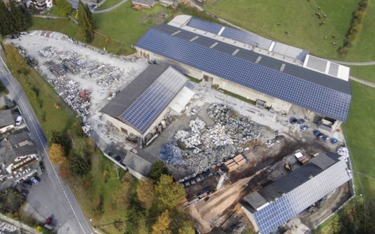 Die Photovoltaik-Anlage auf den Dächern des Standorts in Pfunders