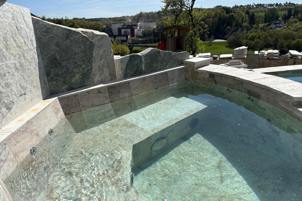 Infinity Pool mit Silberquarzit, Projektplanung und Umsetzung: Eitzenberger Pool und Spa GmbH