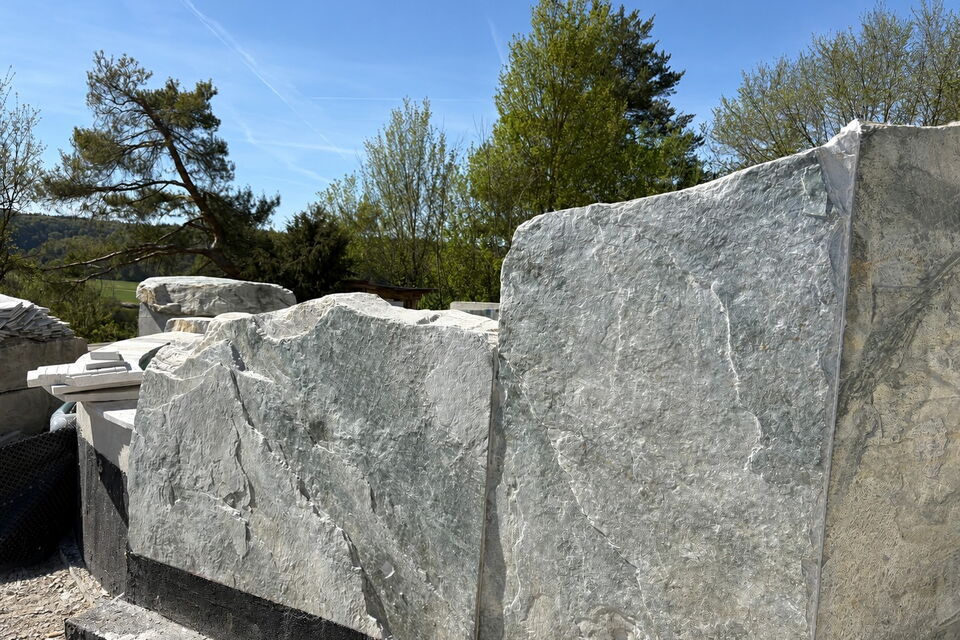 Infinity Pool mit Silberquarzit, Projektplanung und Umsetzung: Eitzenberger Pool und Spa GmbH