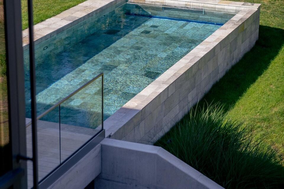 Piscina privata in Germania con Silberquarzit, pietra naturale di Grünig Natursteine, foto: B&B Fliesen, www.zollhalle.de
