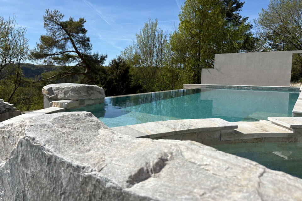 Infinity Pool mit Silberquarzit, Projektplanung und Umsetzung: Eitzenberger Pool und Spa GmbH