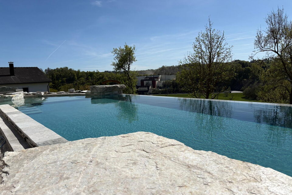 Infinity Pool mit Silberquarzit, Projektplanung und Umsetzung: Eitzenberger Pool und Spa GmbH