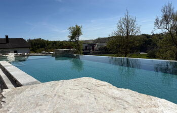 Infinity Pool mit Silberquarzit, Projektplanung und Umsetzung: Eitzenberger Pool und Spa GmbH