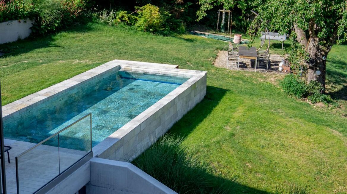 Privatpool in Deutschland mit Silberquarzit, Naturstein von Grünig Natursteine, Foto: B&B Fliesen, www.zollhalle.de