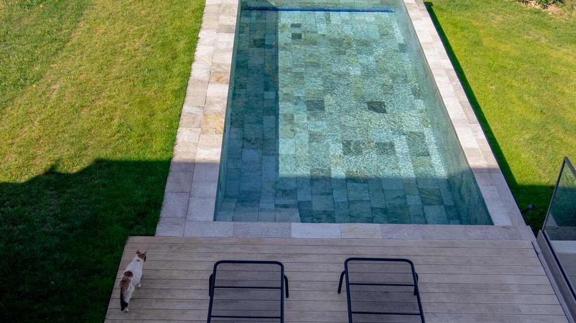Privatpool in Deutschland mit Silberquarzit, Naturstein von Grünig Natursteine, Foto: B&B Fliesen, www.zollhalle.de