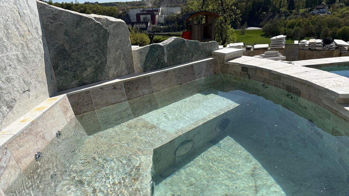 Infinity Pool mit Silberquarzit, Projektplanung und Umsetzung: Eitzenberger Pool und Spa GmbH
